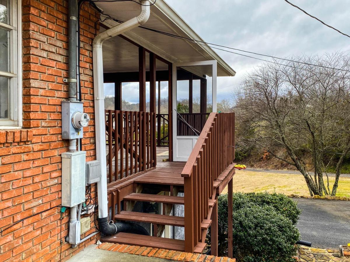 Mid-Century Vintage Brick Ranch Upstairs Guesthouse Севьервилл Экстерьер фото