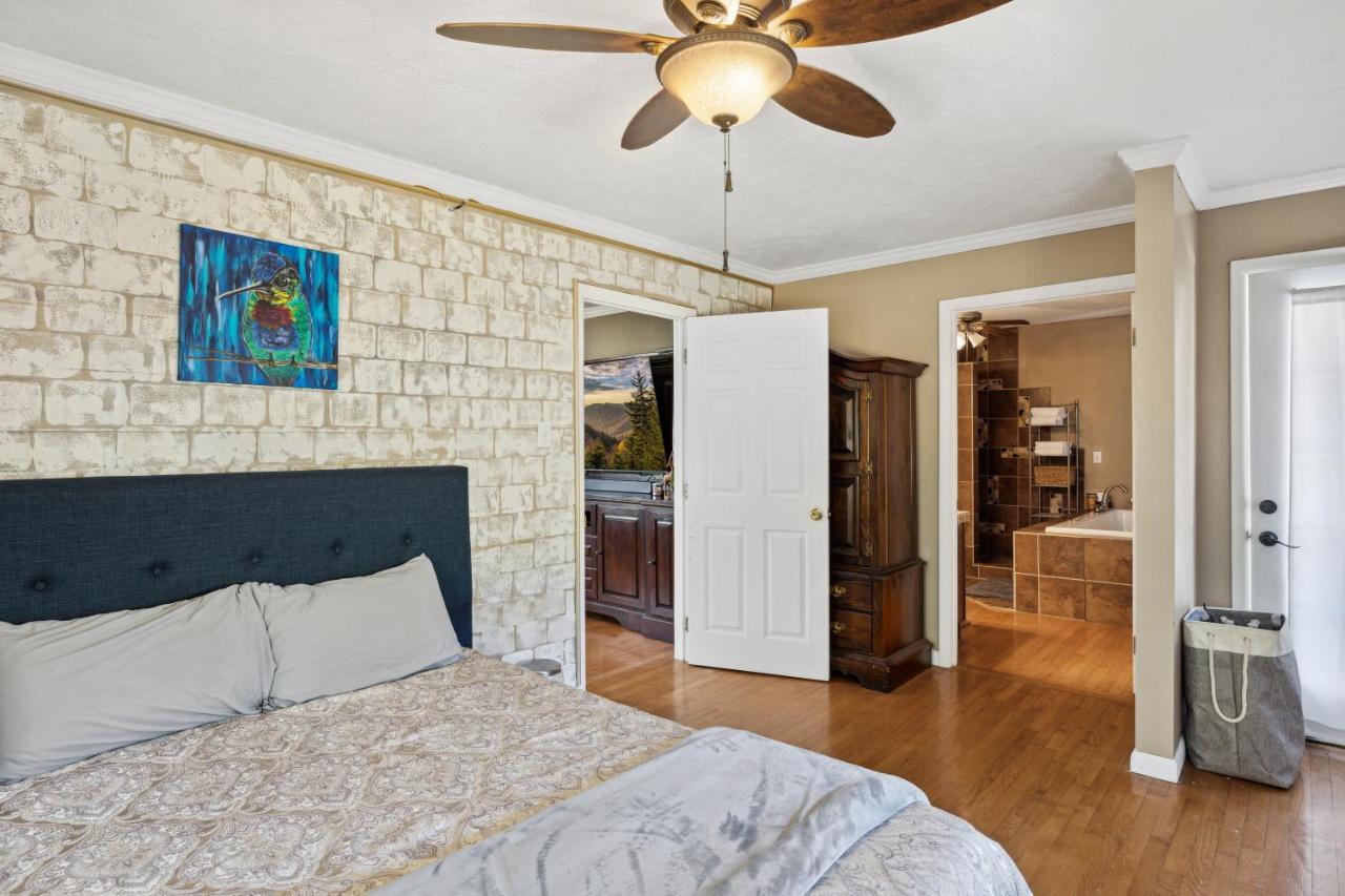 Mid-Century Vintage Brick Ranch Upstairs Guesthouse Севьервилл Экстерьер фото