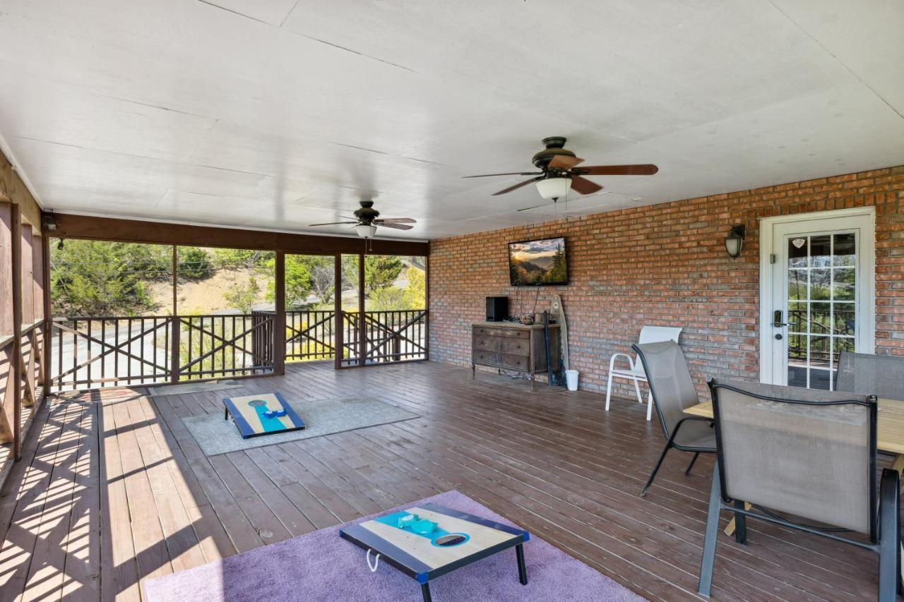 Mid-Century Vintage Brick Ranch Upstairs Guesthouse Севьервилл Экстерьер фото