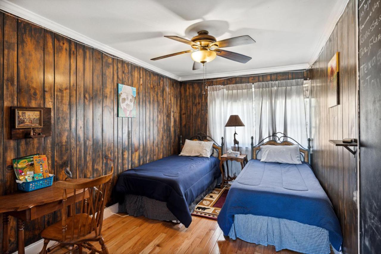 Mid-Century Vintage Brick Ranch Upstairs Guesthouse Севьервилл Экстерьер фото