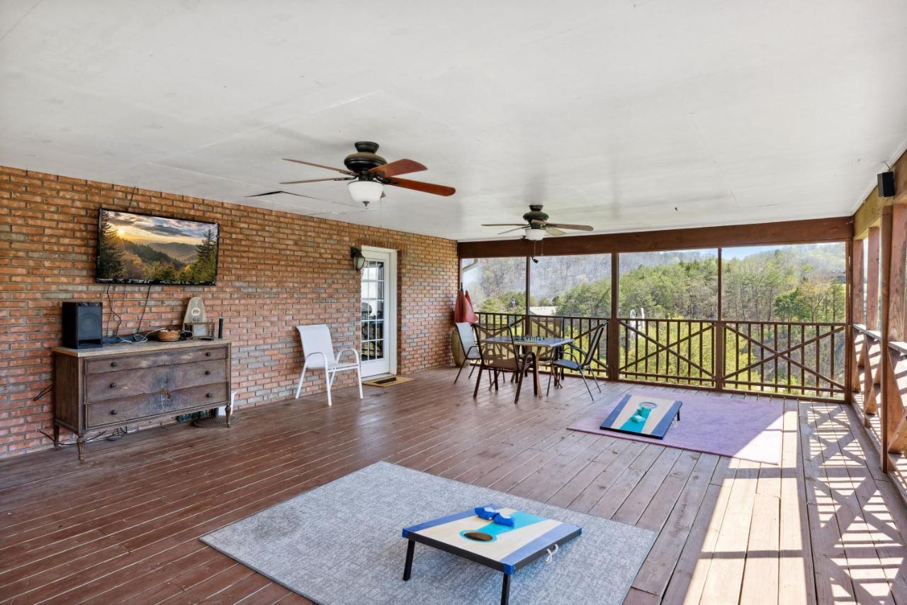 Mid-Century Vintage Brick Ranch Upstairs Guesthouse Севьервилл Экстерьер фото