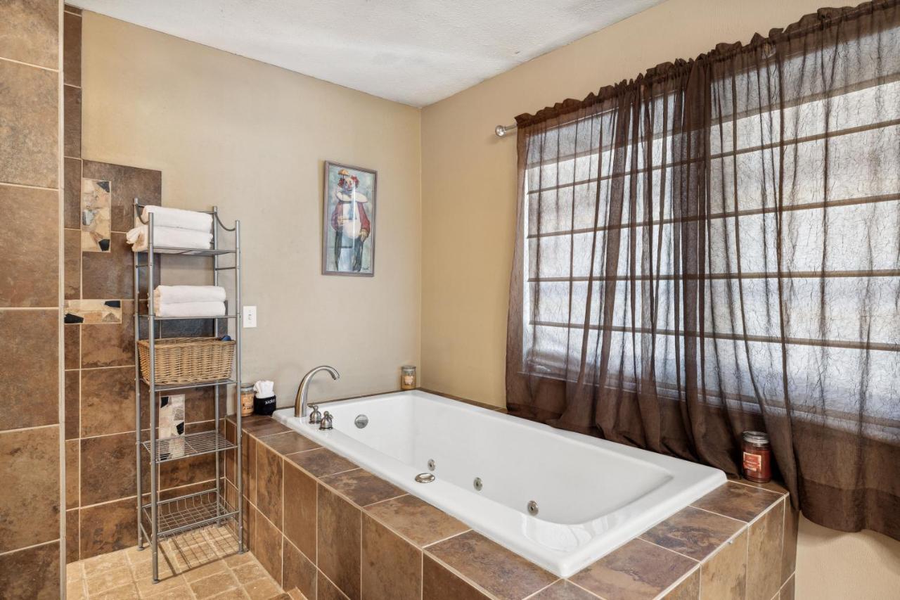 Mid-Century Vintage Brick Ranch Upstairs Guesthouse Севьервилл Экстерьер фото
